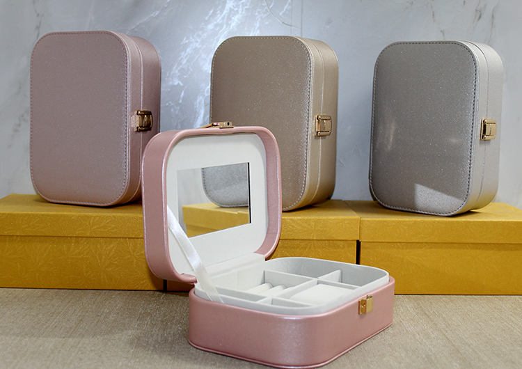 Deri Kaplamali Makyaj Ve Taki Kutusu