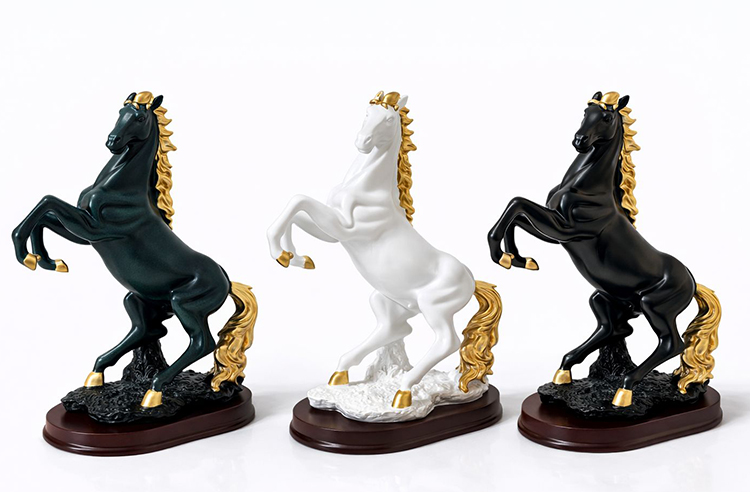 Polyester Sahlanmis At Figuru