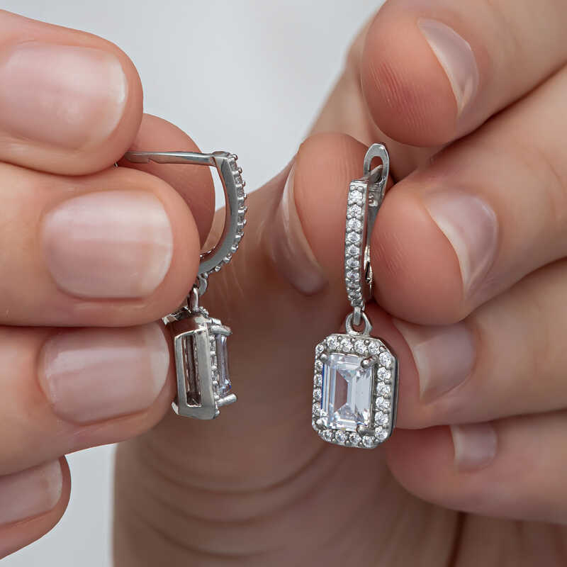 Gumus Beyaz Baget Tasli Sallantili Kadin Kupe