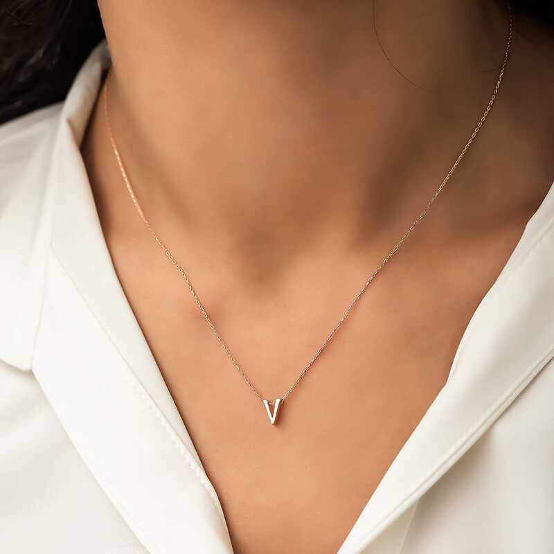 925 Ayar Gumus Rose 3 Boyutlu V Harf Kadin Gumus Kolye
