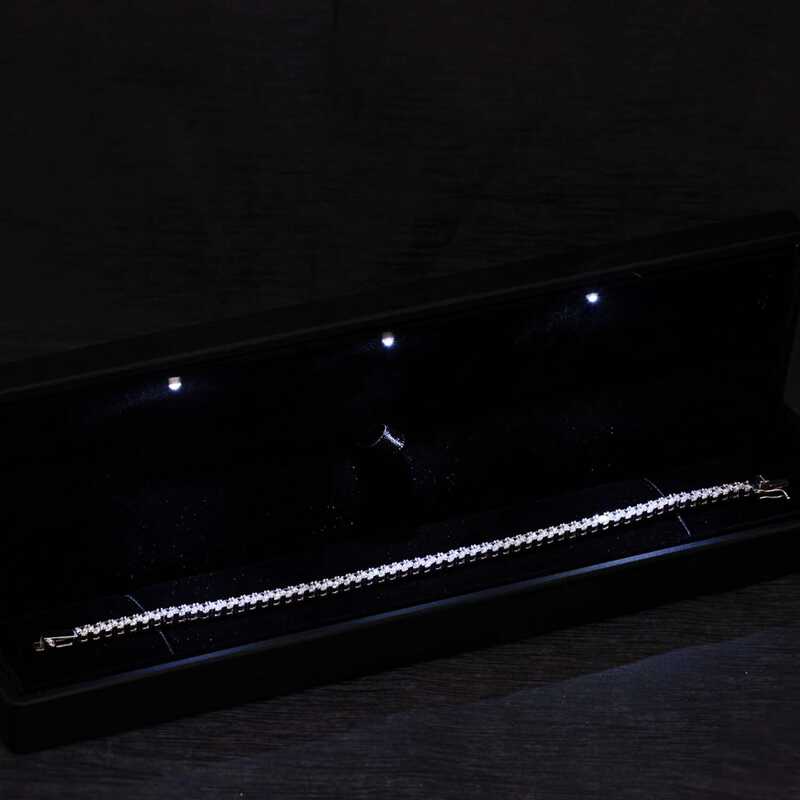 Gumus Isikli Kutulu 4 mm Beyaz Tasli Su Yolu Kadin Bileklik