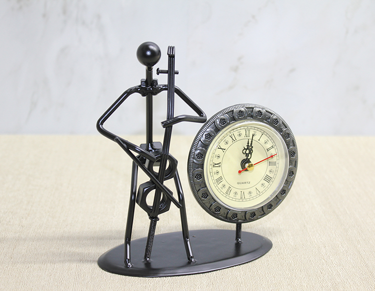 Metal Saatli Keman Calan Muzisyen