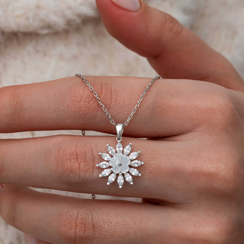 Gumus Beyaz Manolya Cicegi Kadin Kolye