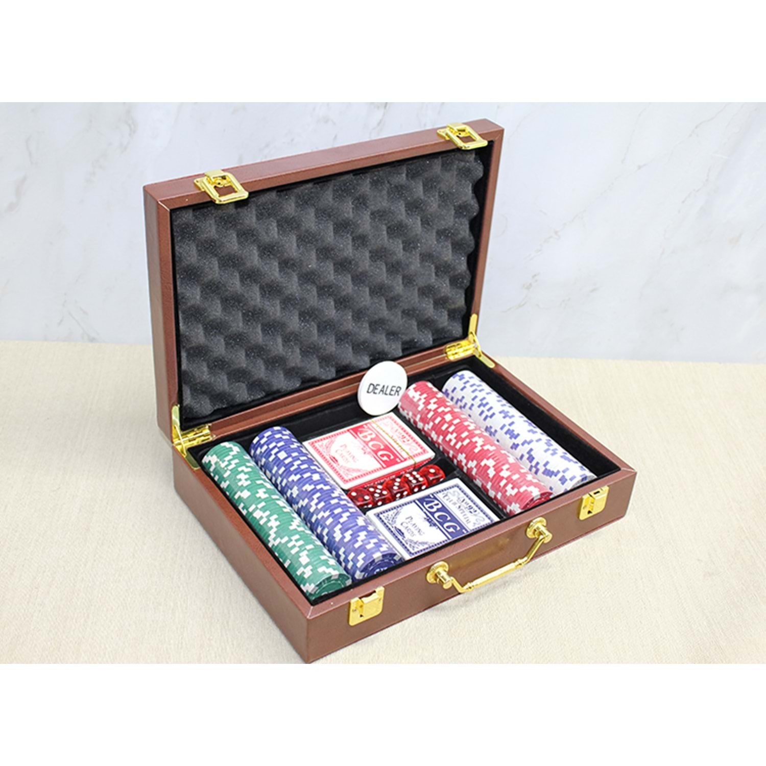 Deri Cantali 200 Chip Ve 2 Adet Iskambil Kagitina Sahip Poker Oyunu