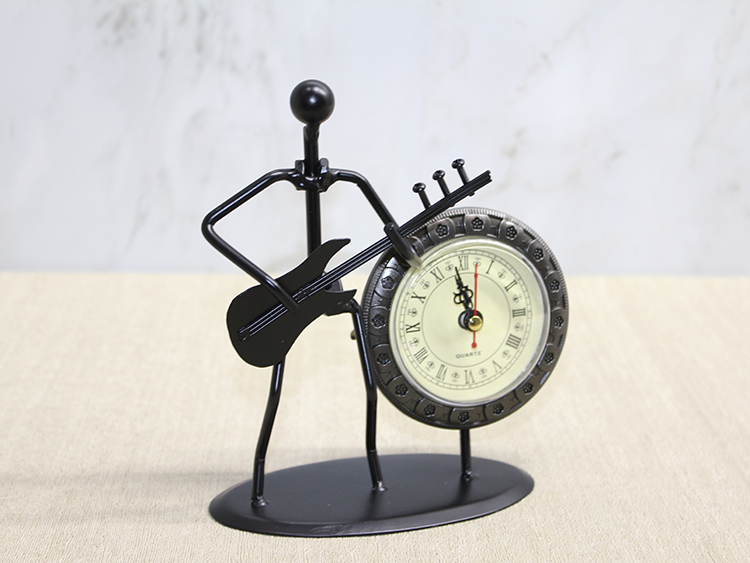 Metal Saatli Gitar Calan Muzisyen