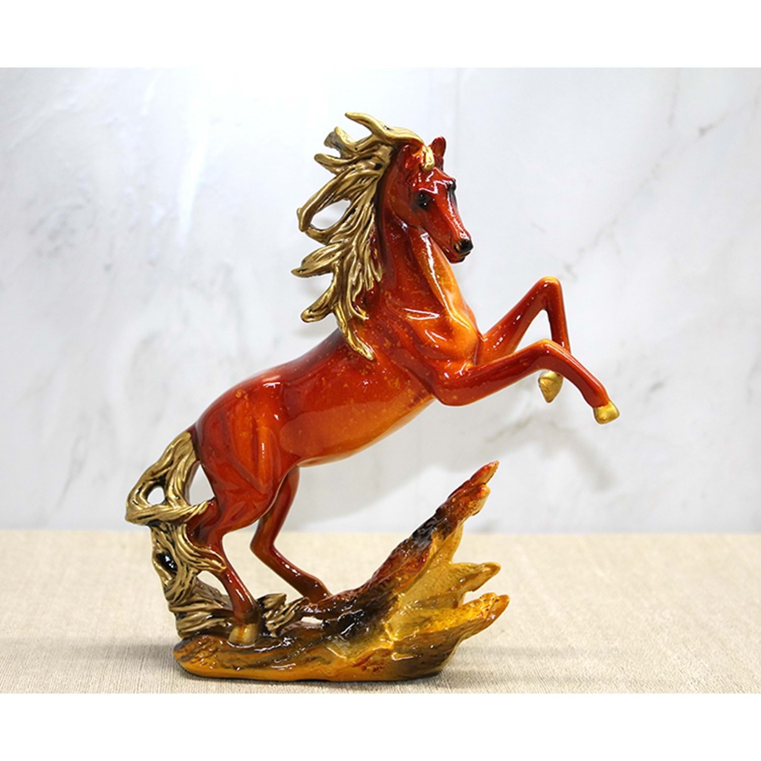 Polyester Sahlanmis At Figuru