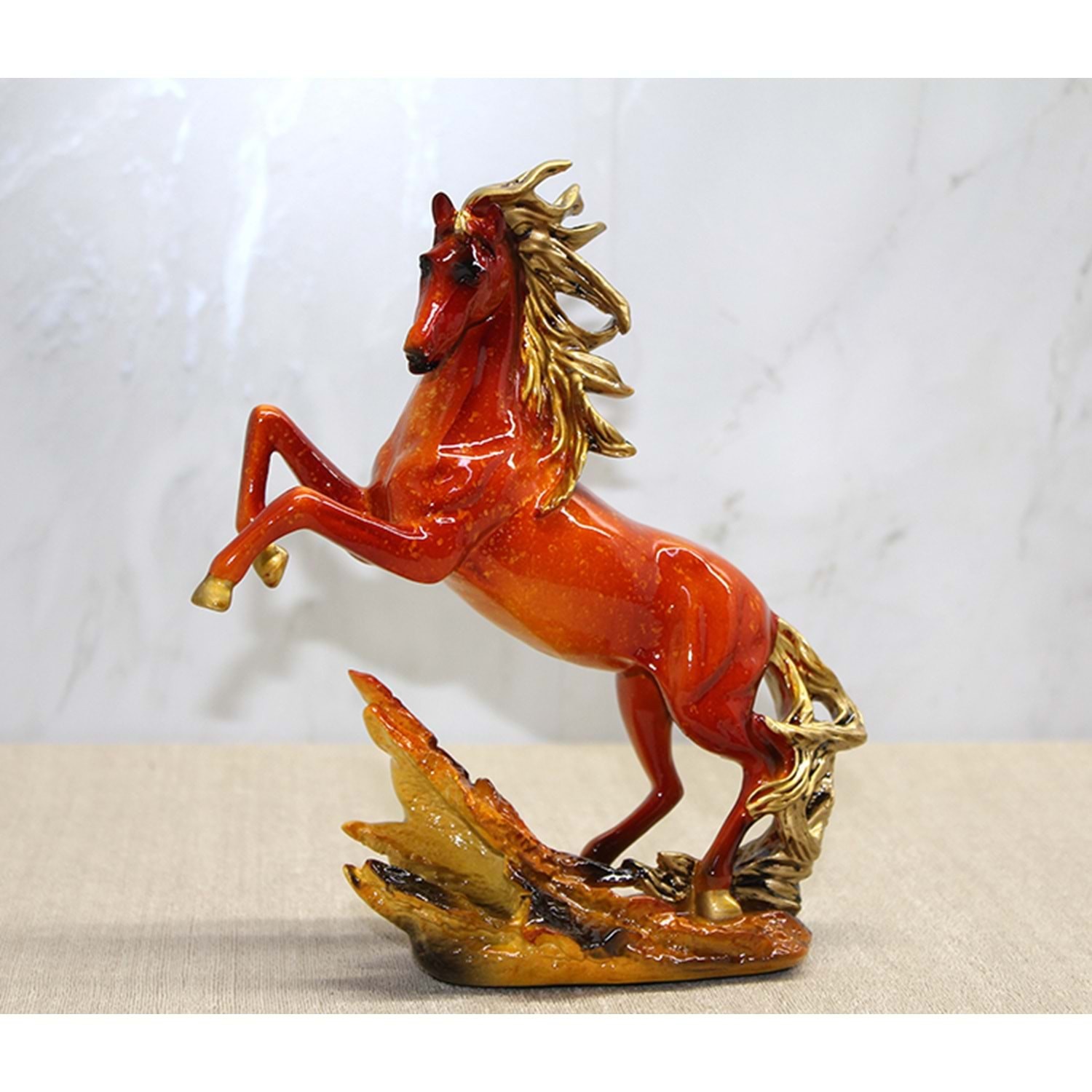 Polyester Sahlanmis At Figuru