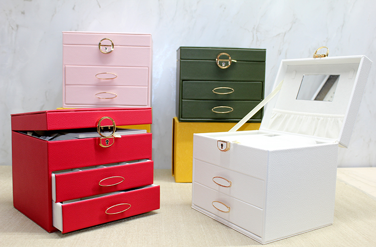 Deri Kaplamali Makyaj Ve Taki Kutusu